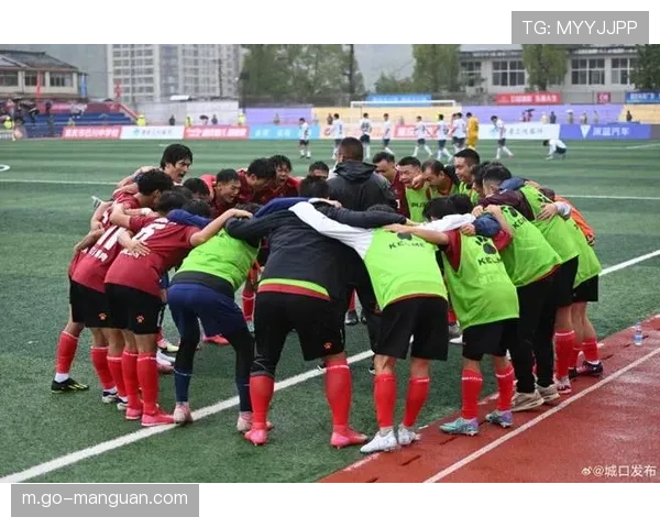 雨战中比赛进行,球员适应场地条件 雨战中比赛进行,球员适应场地条件