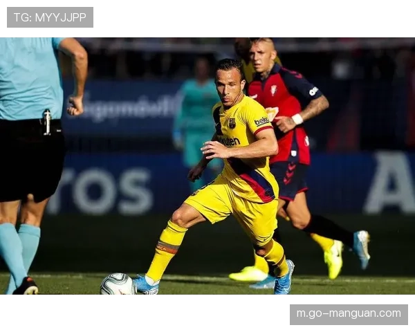 里昂门将扑救后怒吼，鼓舞队友士气