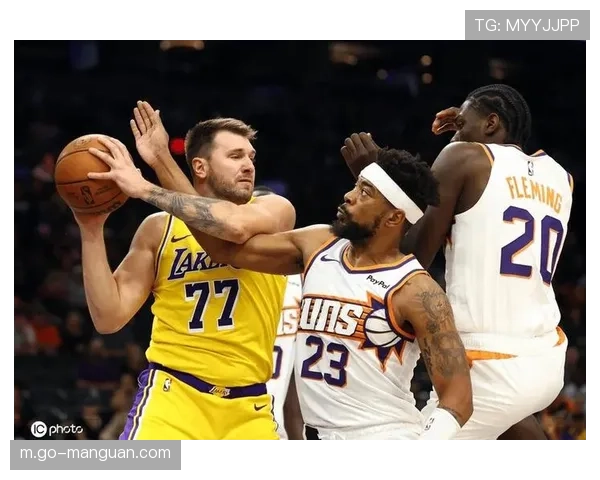 湖人队东契奇因左腿筋拉伤继续缺阵，里夫斯复出状态火爆